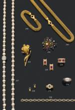 Collier 

de cinquante-neuf perles de cultures choker alternées d'anneaux entièrement...
