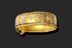 Bracelet rigide et ouvrant 

en or jaune 750 millièmes décoré...